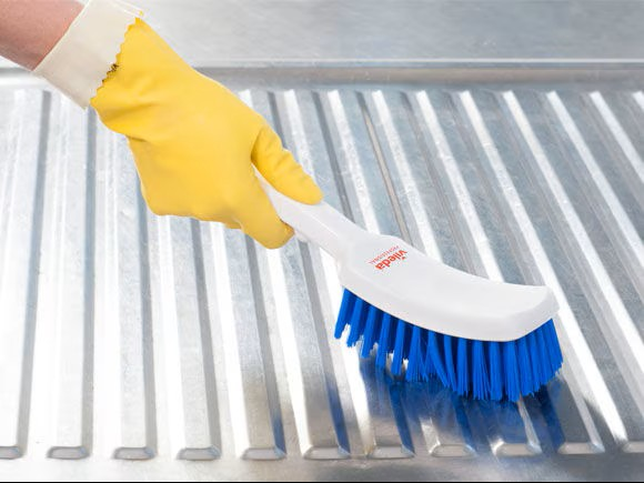06-brooms-and-brushes-01-brushware-06-hygiene-hand-brush-HandBrush-inuse-580x435
